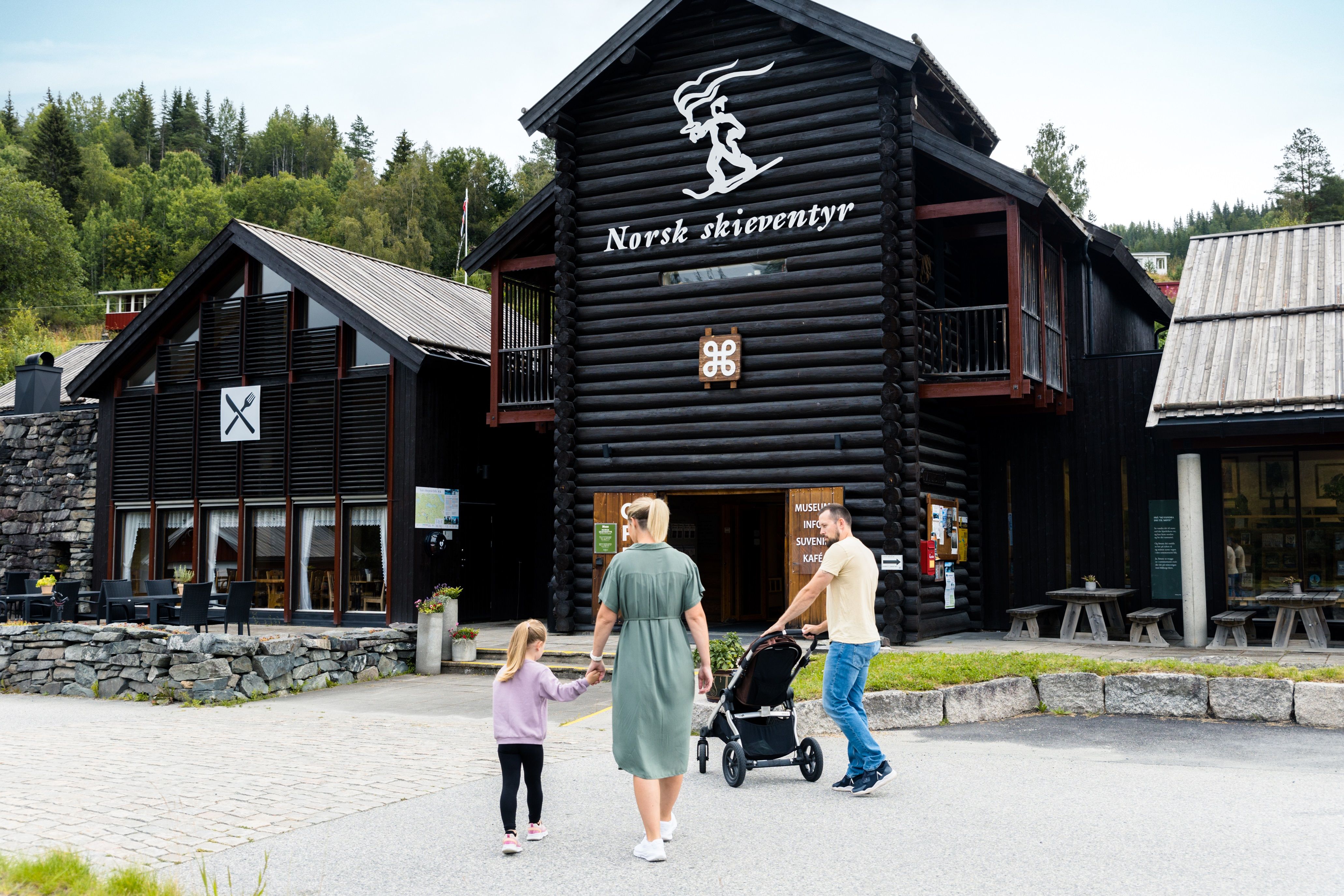Familie på veg inn i skimuseet, Norsk Skieventyr i Morgedal.