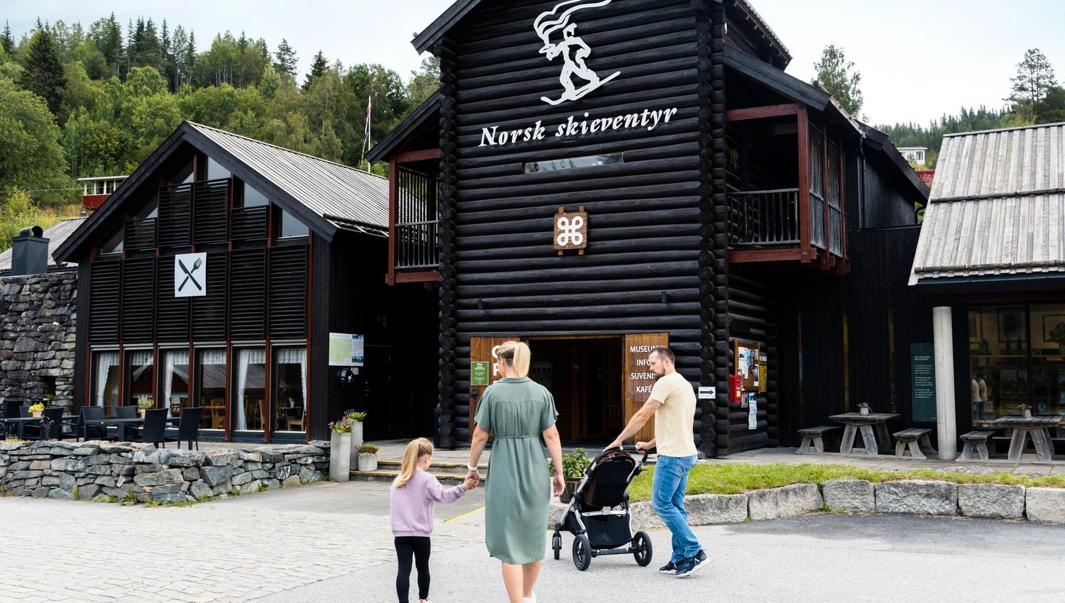 Familie på veg inn i skimuseet, Norsk Skieventyr i Morgedal.