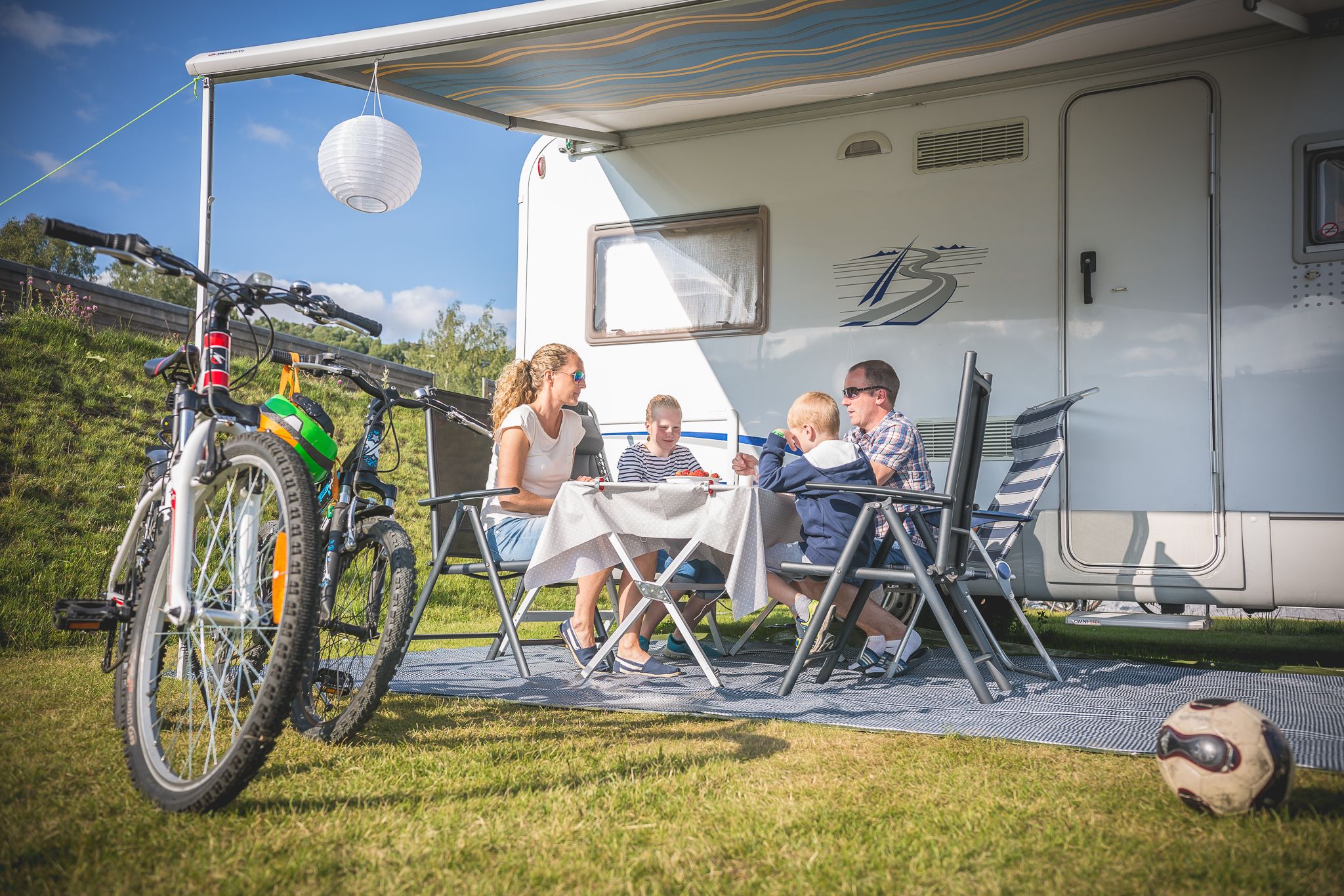 Utekos foran campingvogn i Hallingdal Feriepark