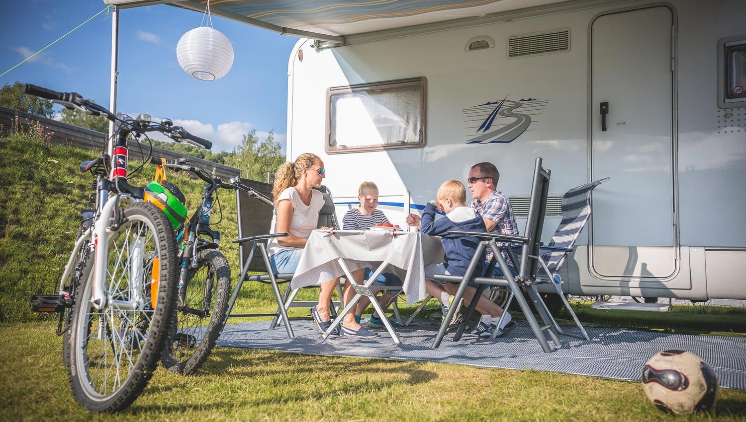 Utekos foran campingvogn i Hallingdal Feriepark