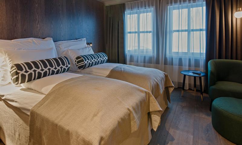 To hotellsenger på et hotellrom