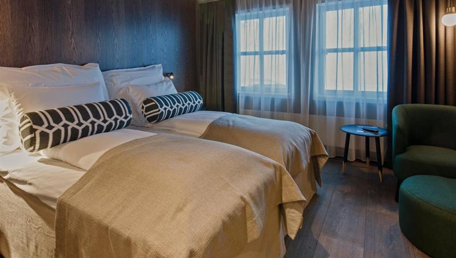 To hotellsenger på et hotellrom