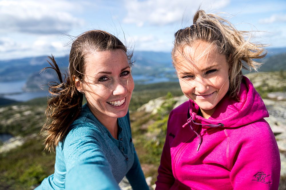 2 glade damer på tur til Venelifjell i Vrådal