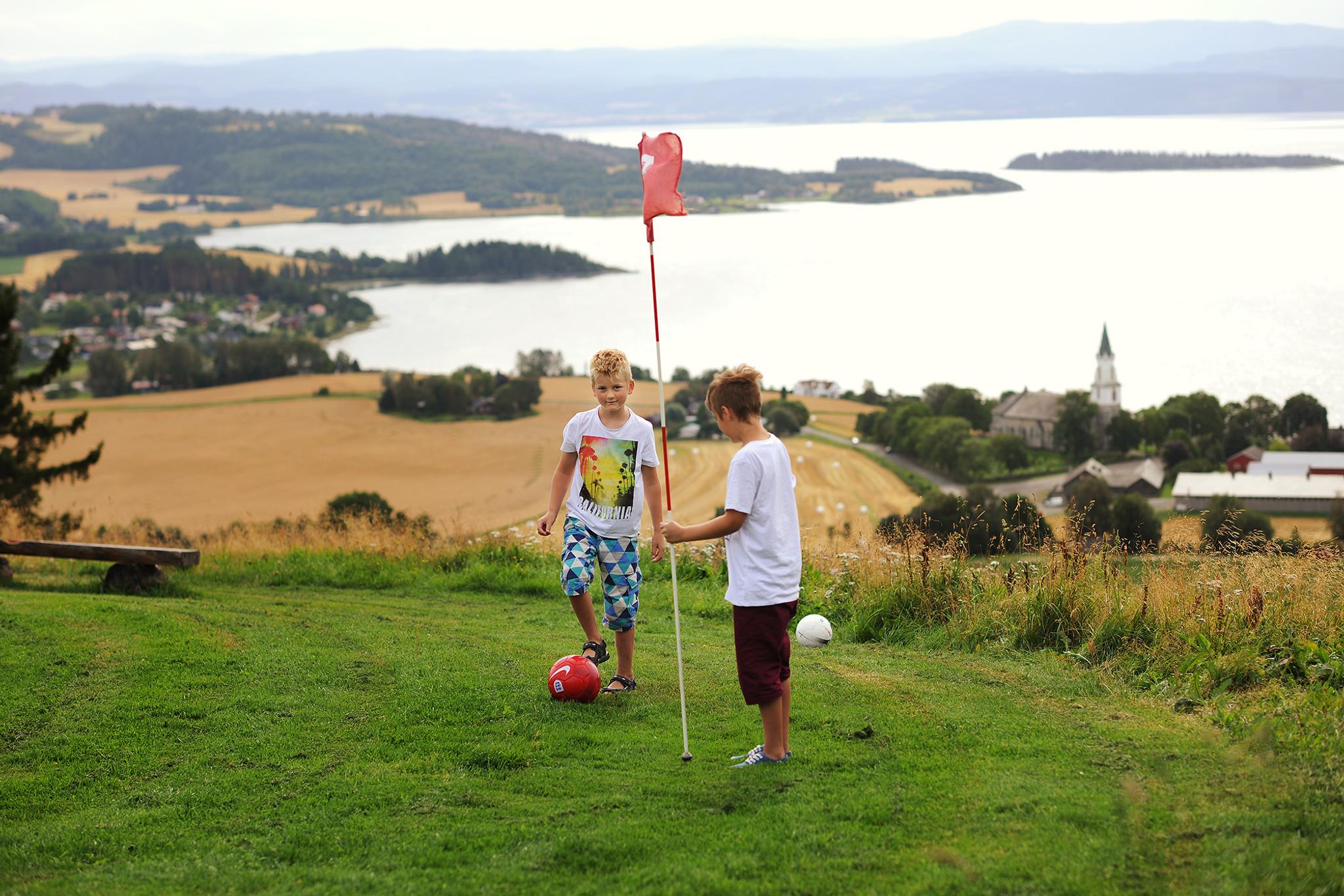 Fotballgolf med panoramautsikt over Trondheimsfjorden og Borgenfjorden.