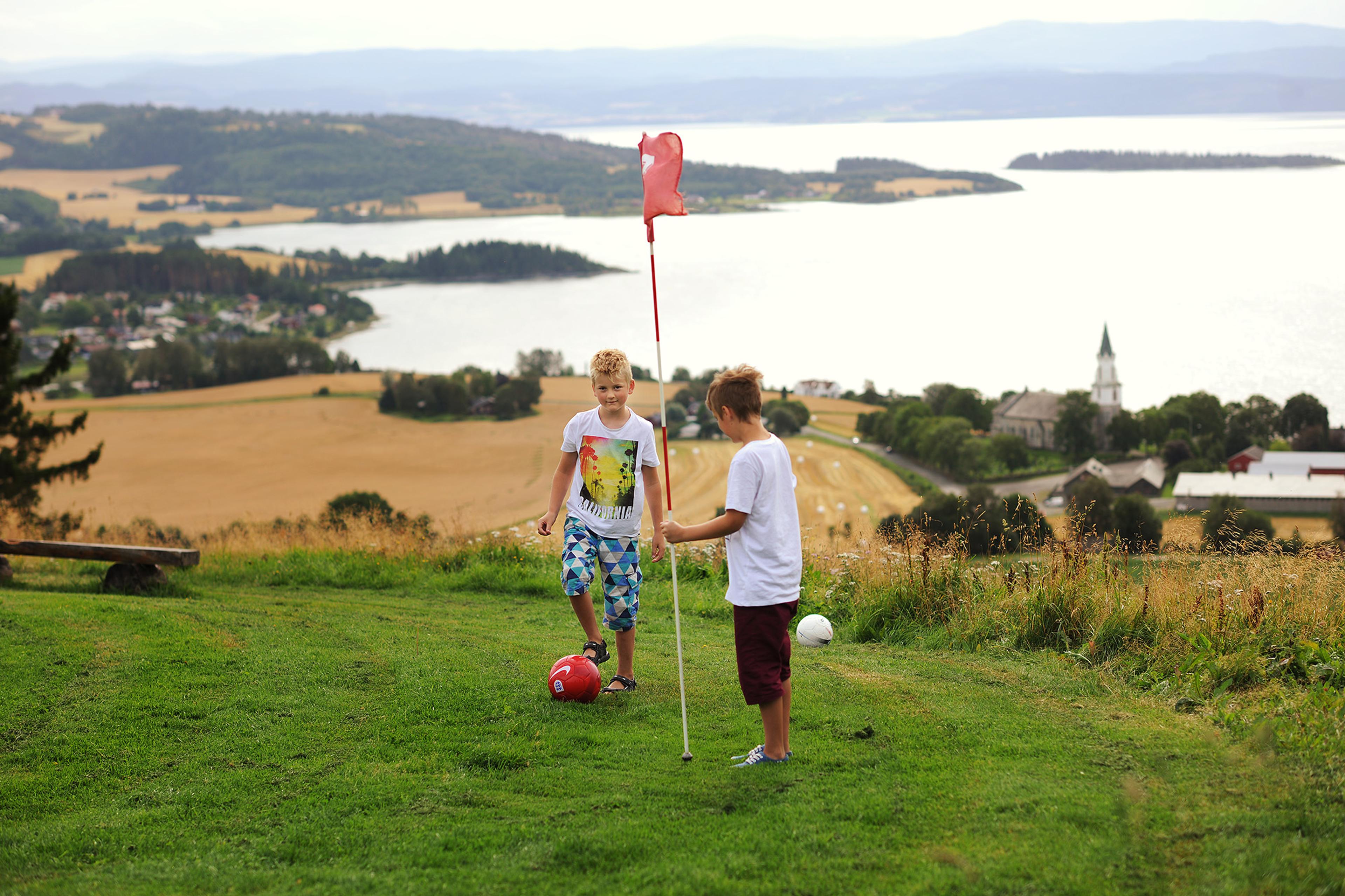 Fotballgolf med panoramautsikt over Trondheimsfjorden og Borgenfjorden.