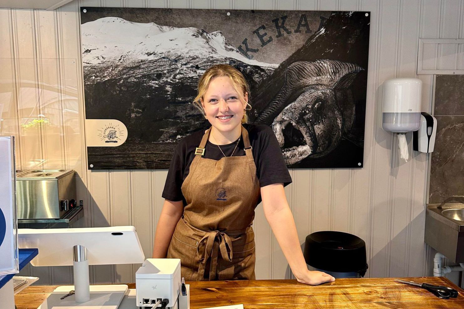 Hyggelig personale venter på å servere deg.
