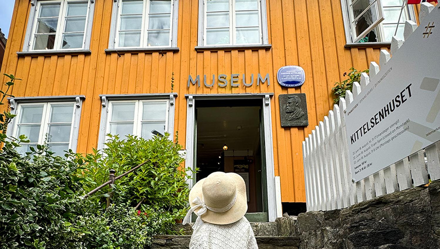 Jente utenfor Kittelsenhuset i Kragerø.