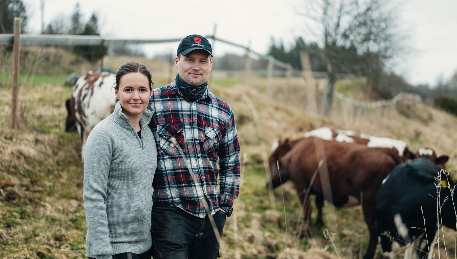 Neste generasjon drivere av Gangstad Gårdsysteri - her sammen med noen av gårdens kyr.