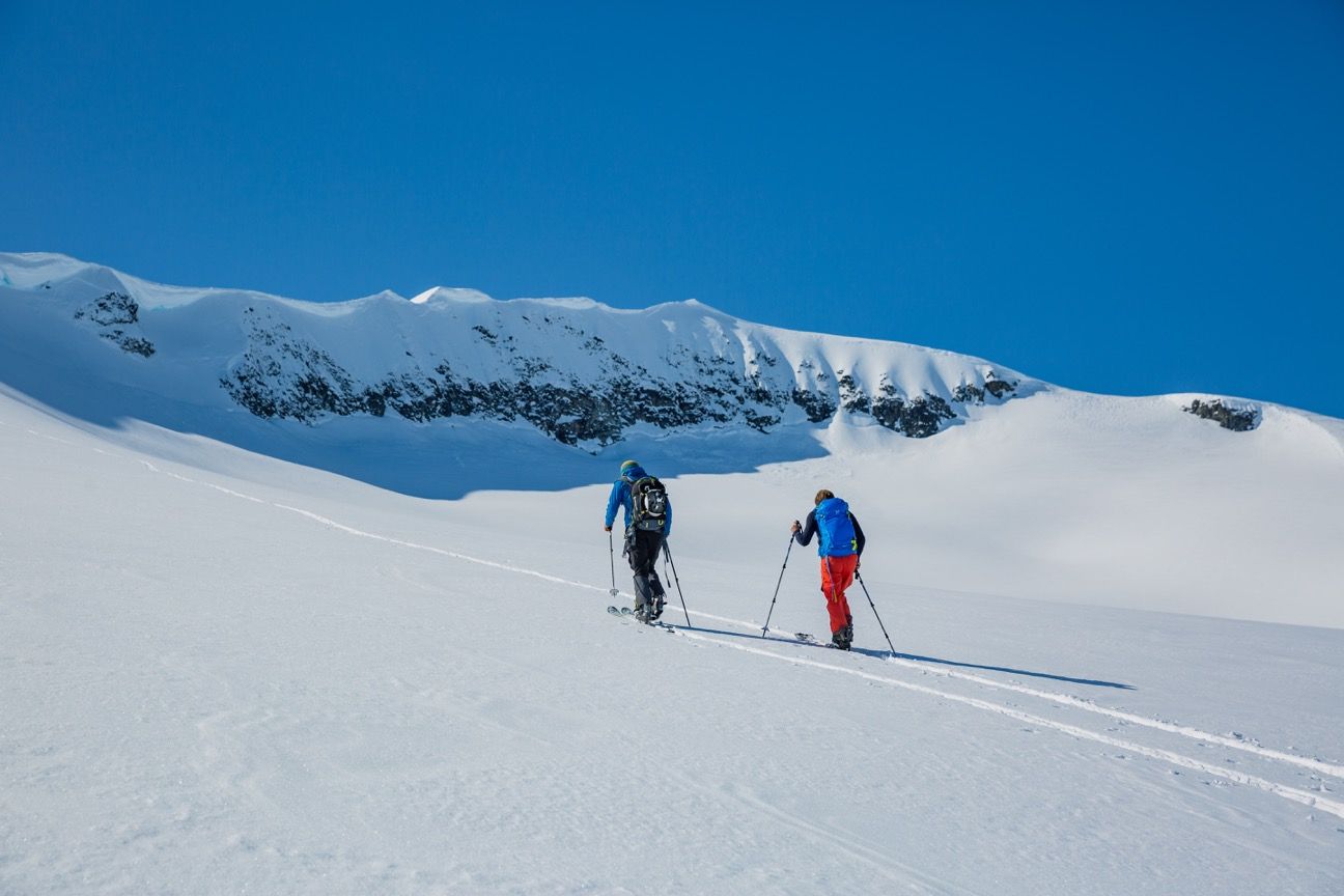 På vei til topps i snøkledde fjell.