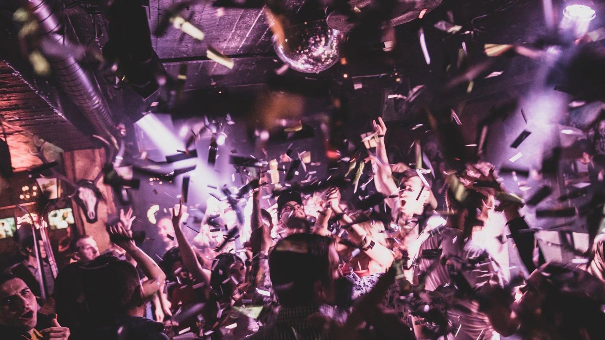 Fest inne på Heidi's Bier bar