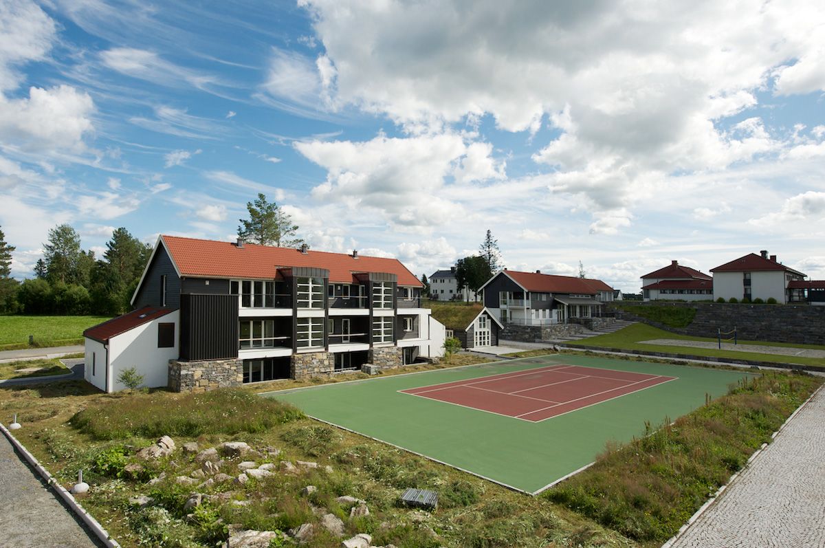 Elton - Internasjonal standard Tennisbane - Svane Apartments