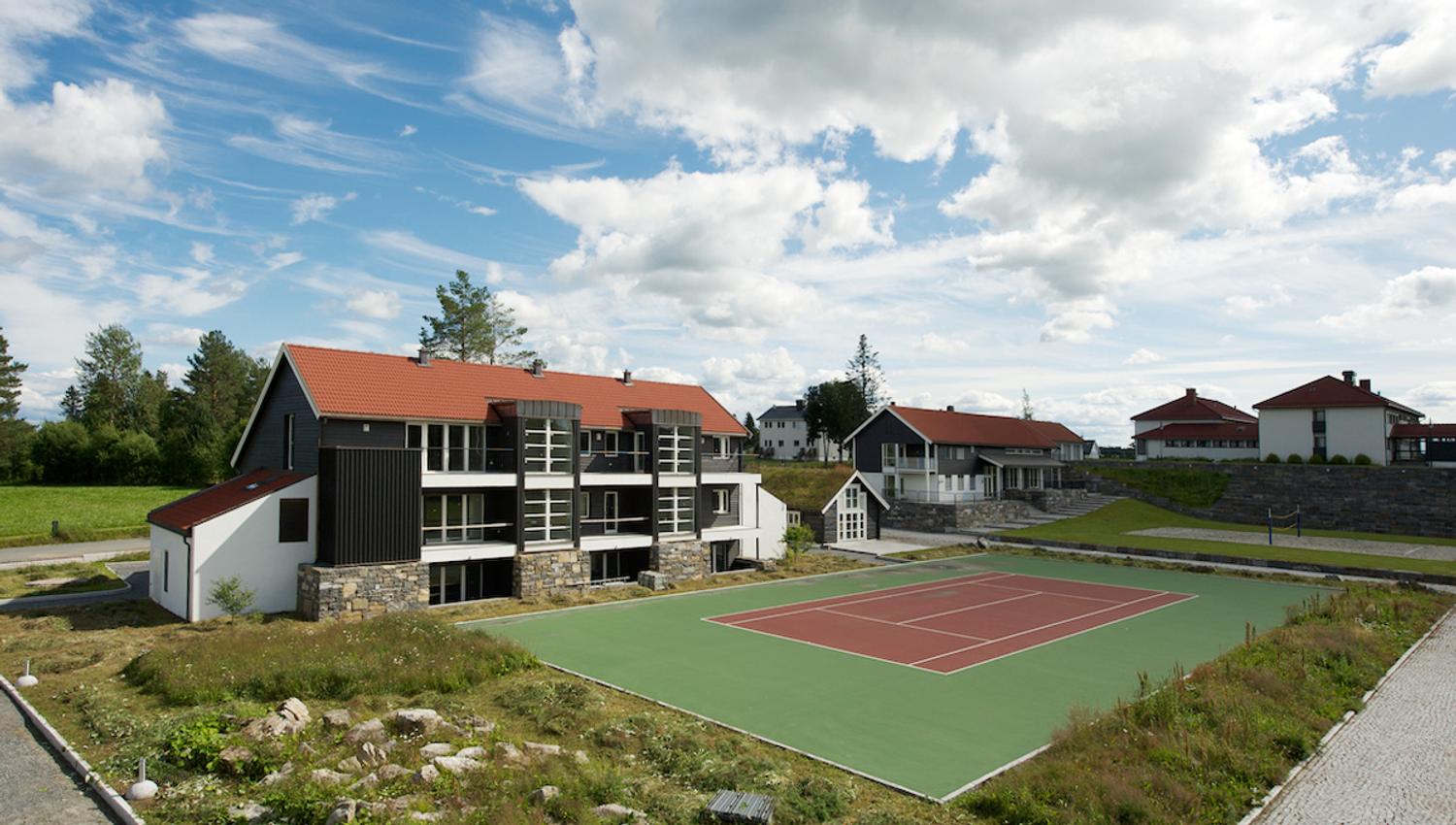 Elton - Internasjonal standard Tennisbane - Svane Apartments