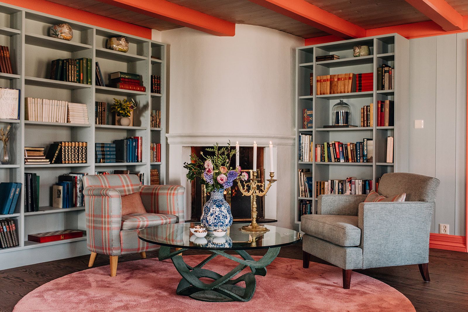 Lounge with sitting area, fireplace and bookshelves