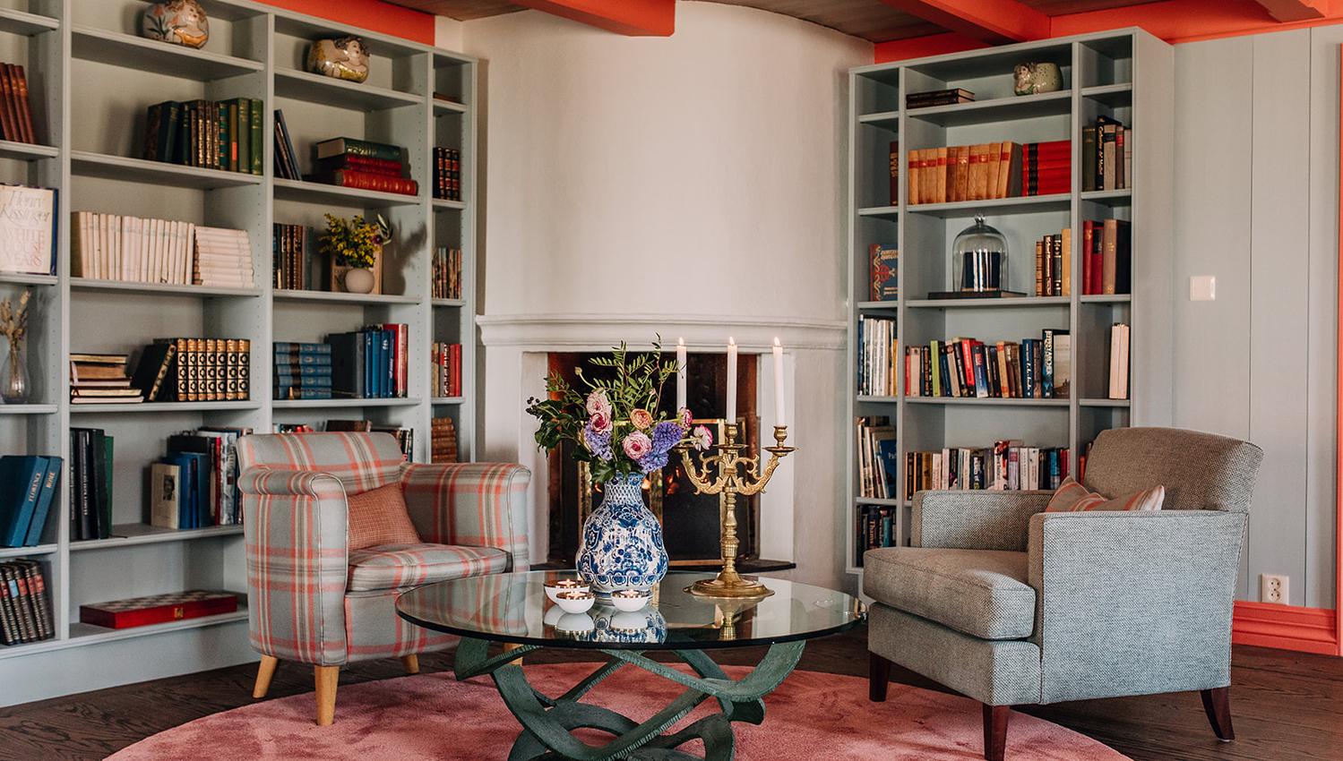 Lounge med sittegruppe, peis og bokhyller