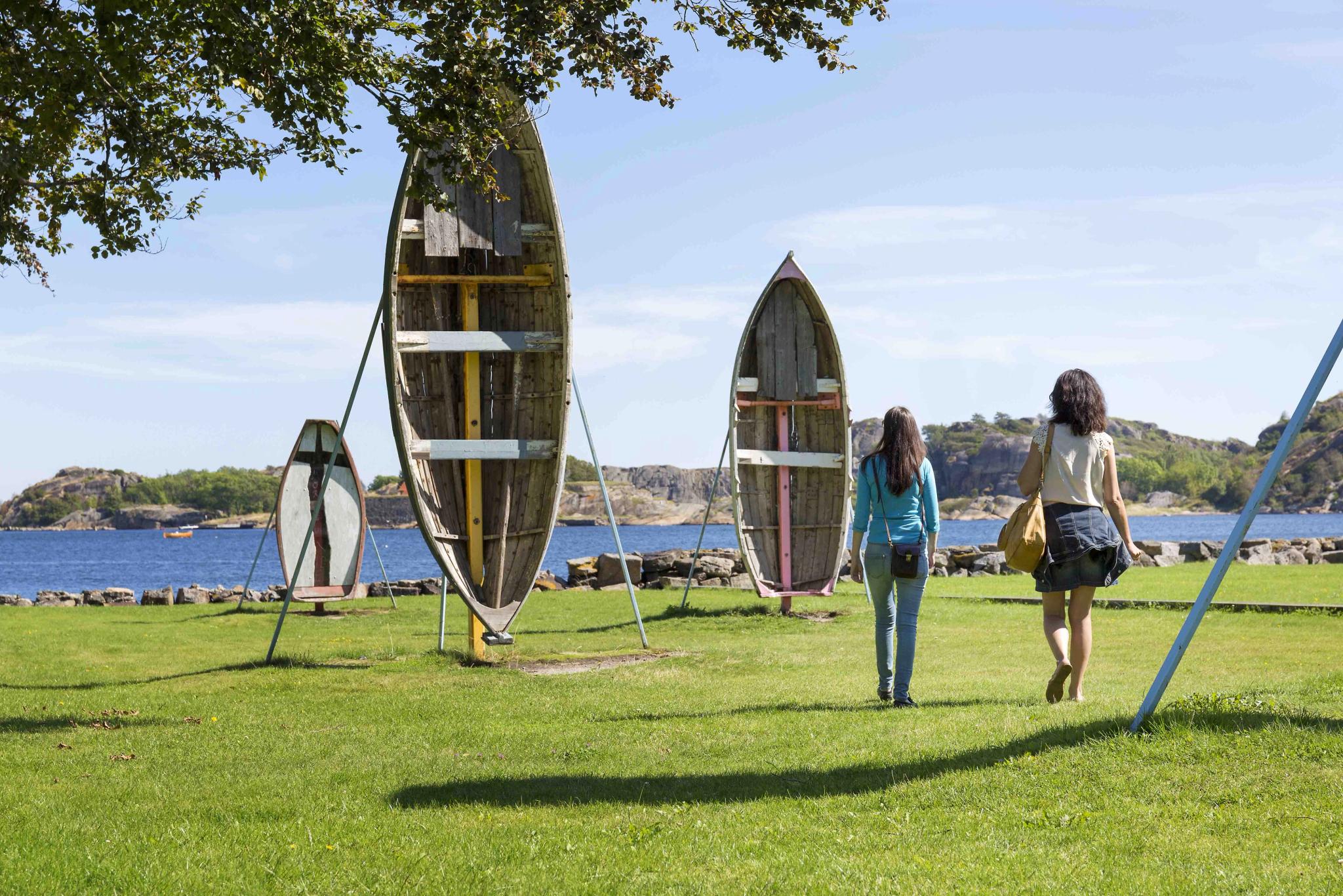 Fredsskipene på Fredriksvern Verft og to damer