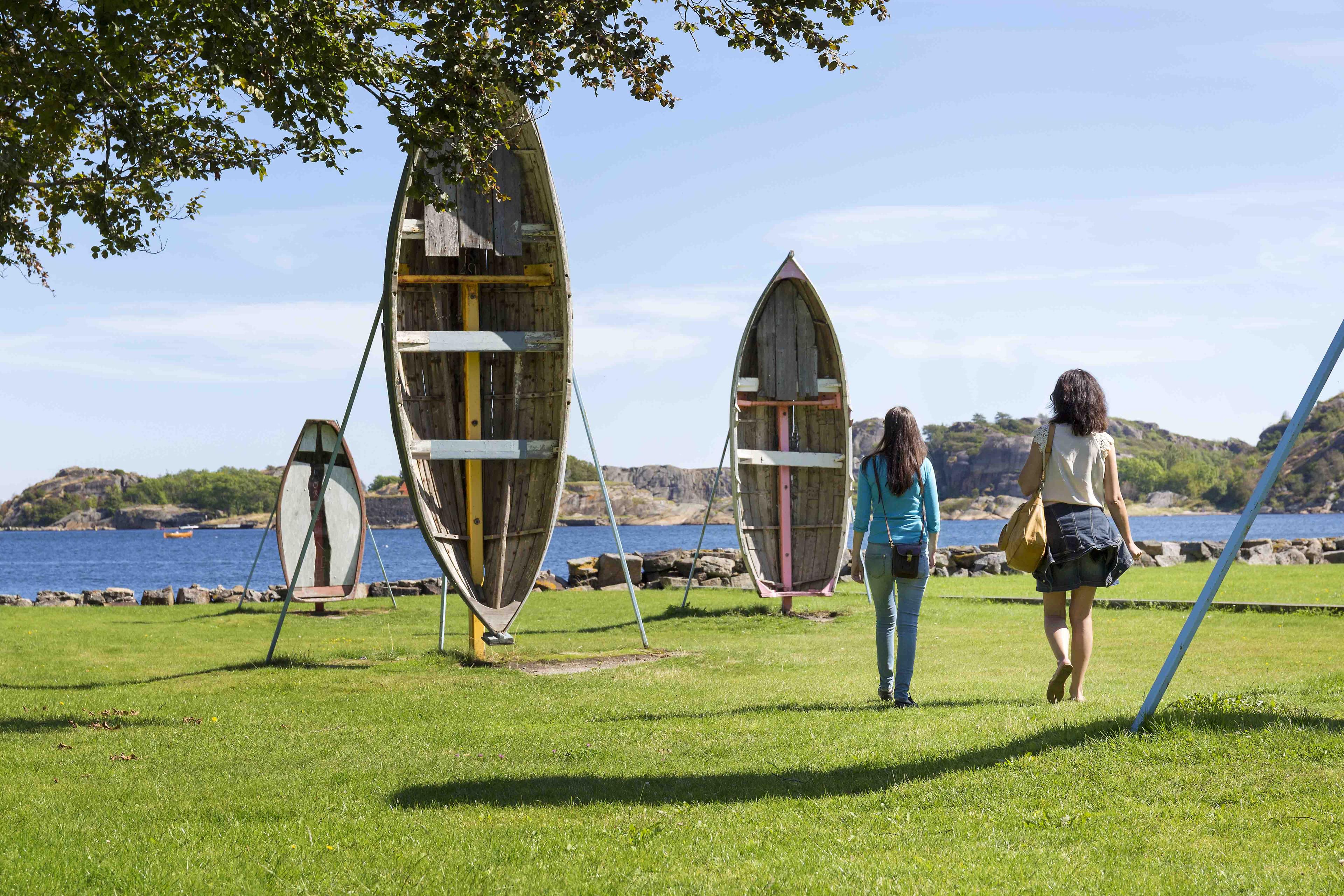 The peace ships at Fredriksvern Verft and two ladies