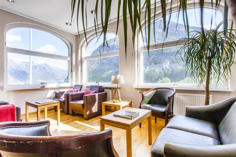 Slapp av i den innbydande loungen med store vindauge og panoramautsikt over Hardangerfjorden.