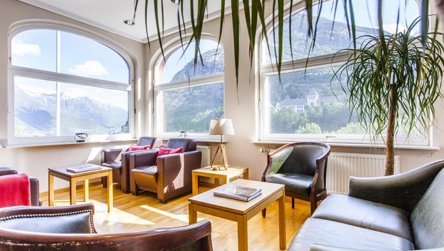 Slapp av i den innbydande loungen med store vindauge og panoramautsikt over Hardangerfjorden.