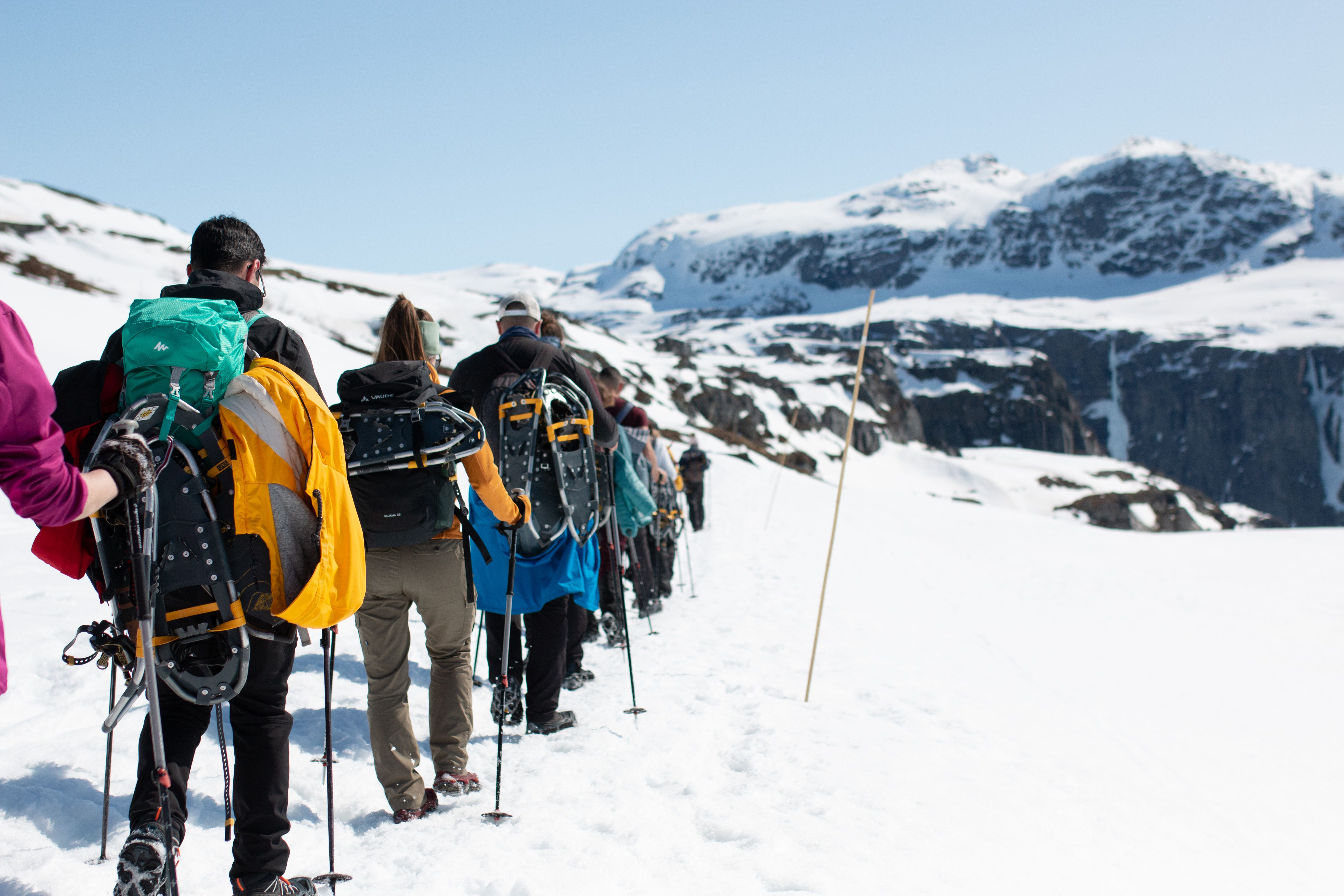 En gruppe mennesker på Trolltunga trugetur på vinteren.