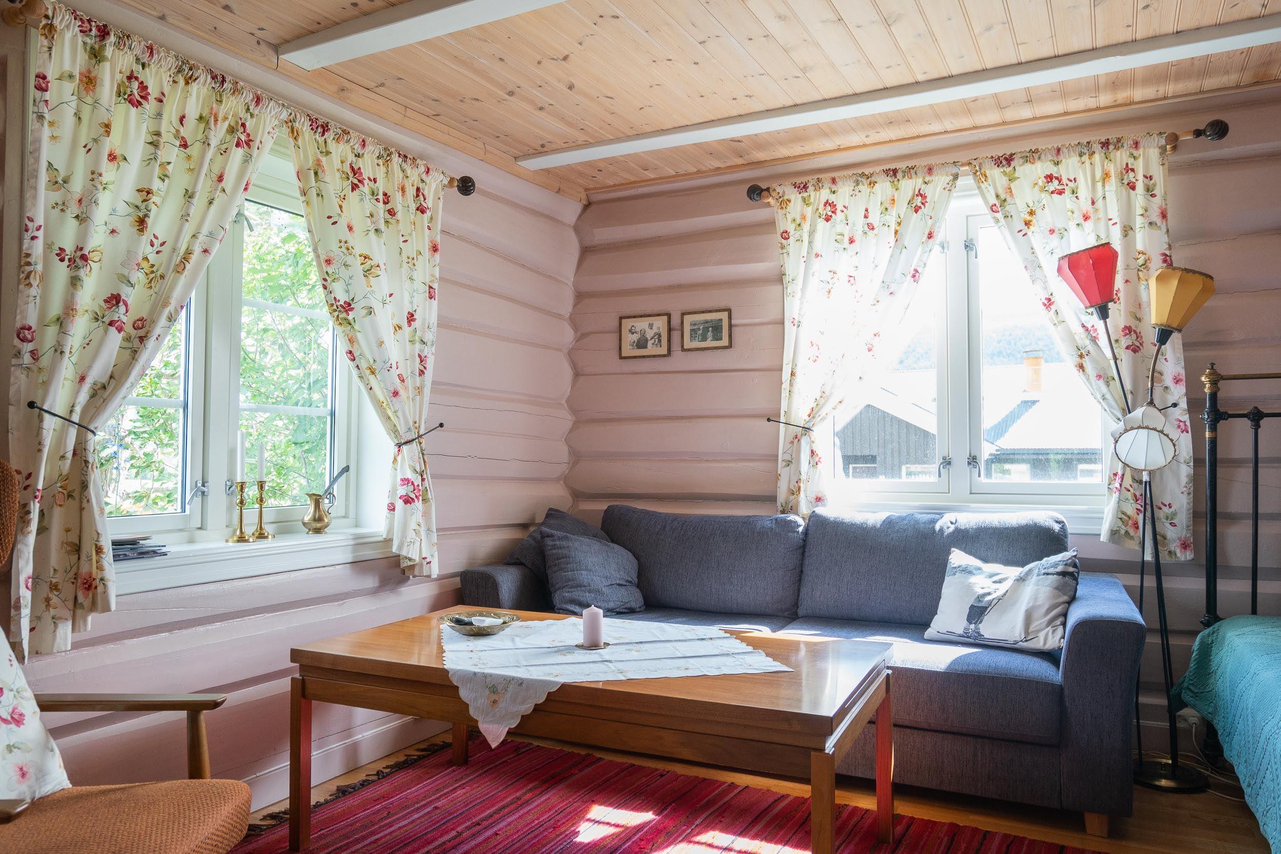 Kolstad Gard: Overnatting i tradisjonsrike omgivelser i Lesja