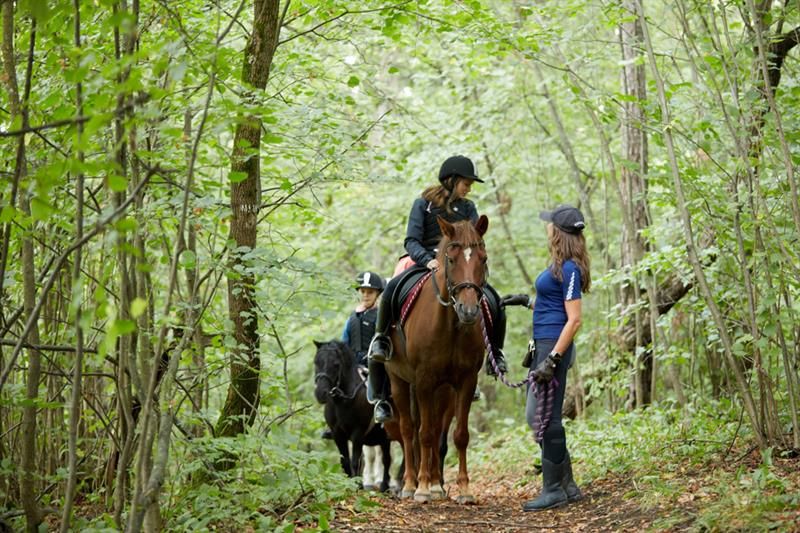ridegruppe i skogen på Bygdø Kongsgård. Foto
