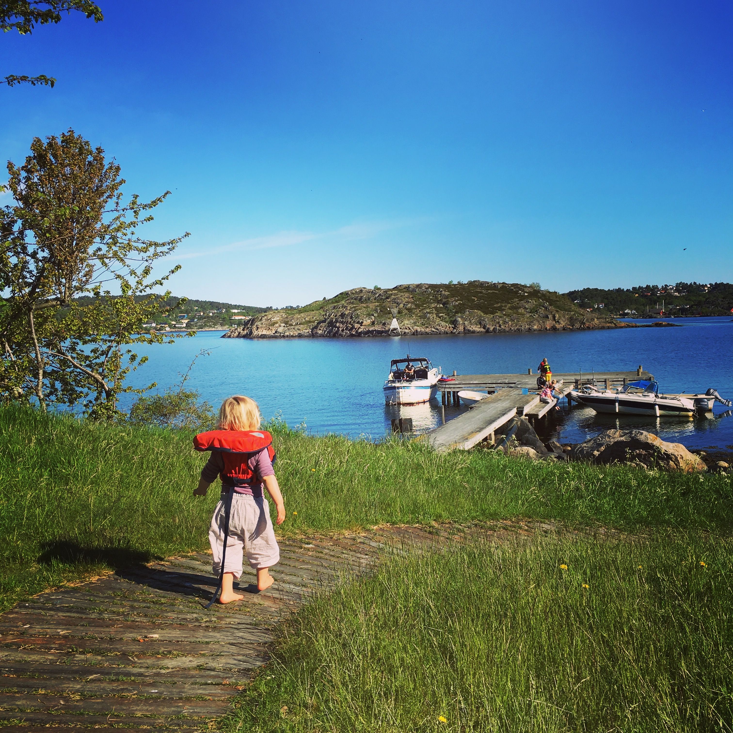 Lita tulle med redningsvest på Gravane på Merdø
