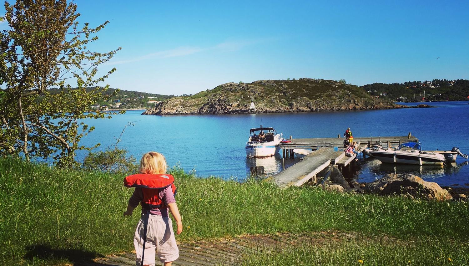 Lita tulle med redningsvest på Gravane på Merdø