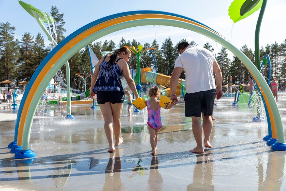 familie med lite barn i plaskeland til Bø Sommarland