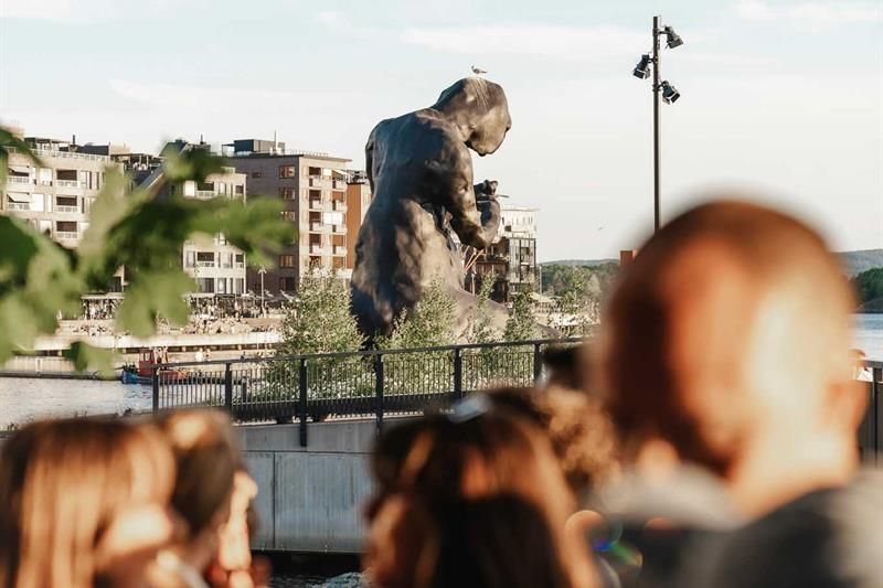 Personer som ser på The Mother