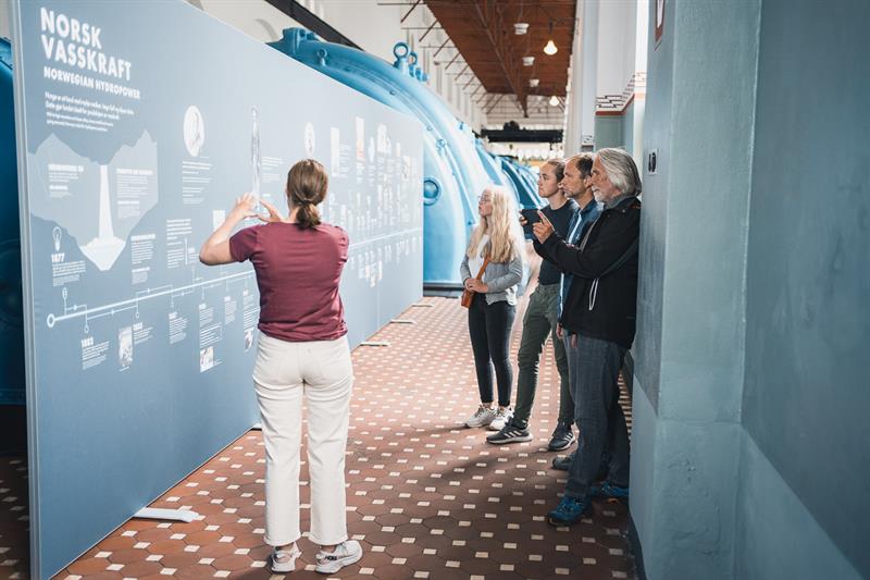 Guidet omvisning på Kraftmuseet, der turistar lærer om historia til norsk vasskraft.