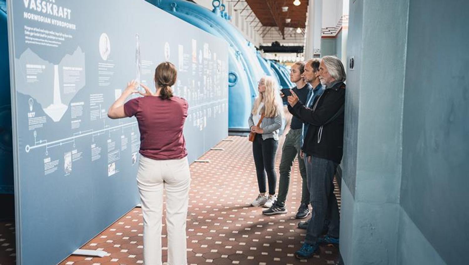 Guidet omvisning på Kraftmuseet, der turistar lærer om historia til norsk vasskraft.