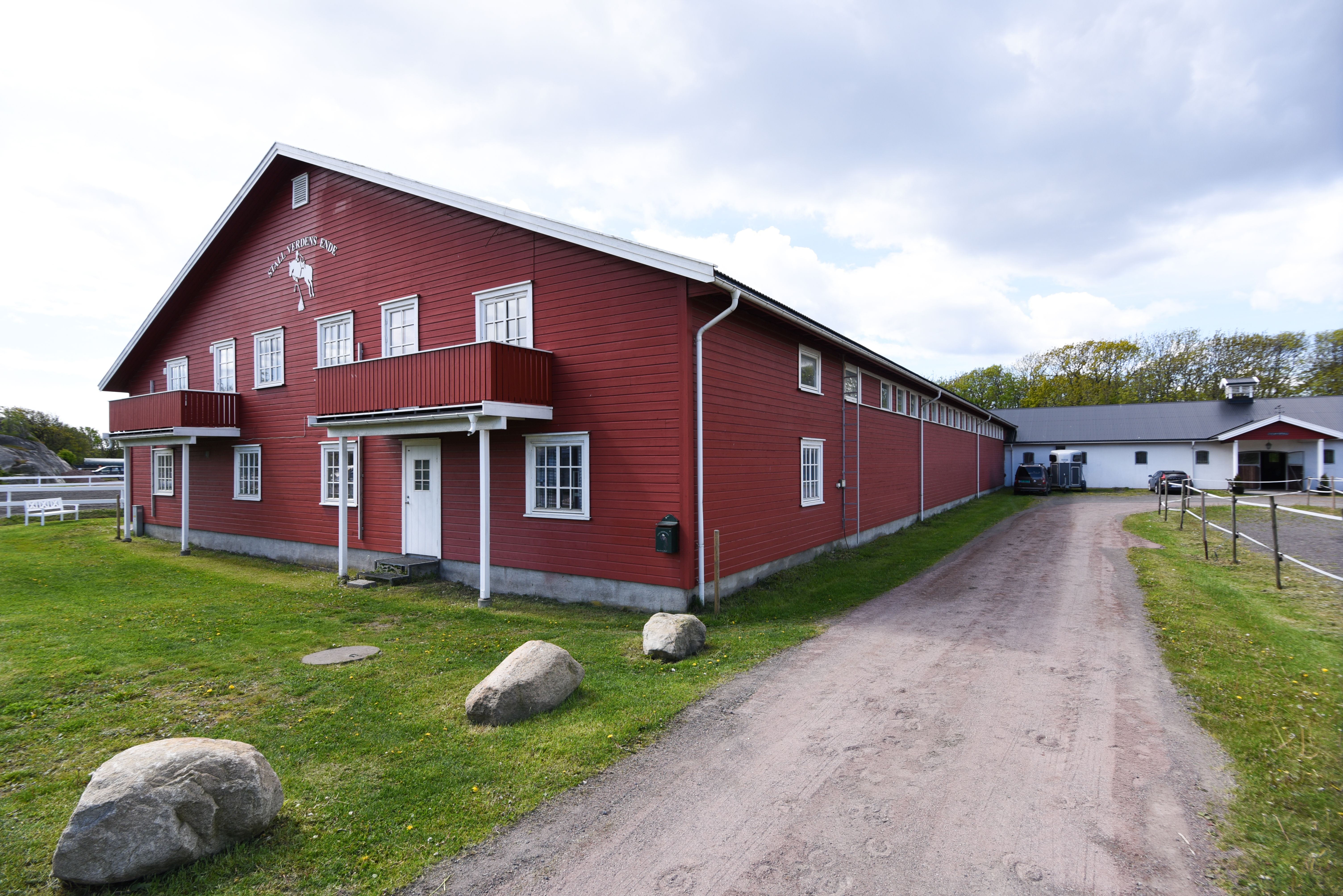 Stor rød stall