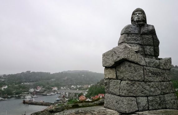 Utsikt fra fjell. Ulabrand monument.