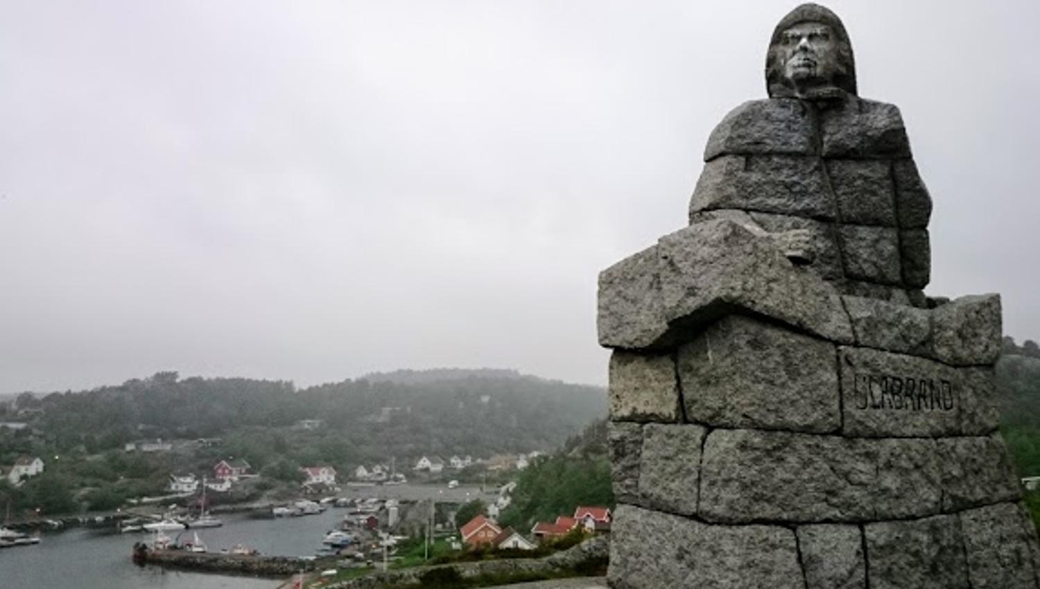 Utsikt fra fjell. Ulabrand monument.