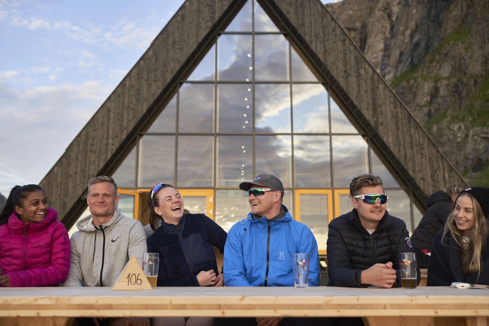 Camping med midnattssolen fra strandkanten - Lofoten Beach Camp