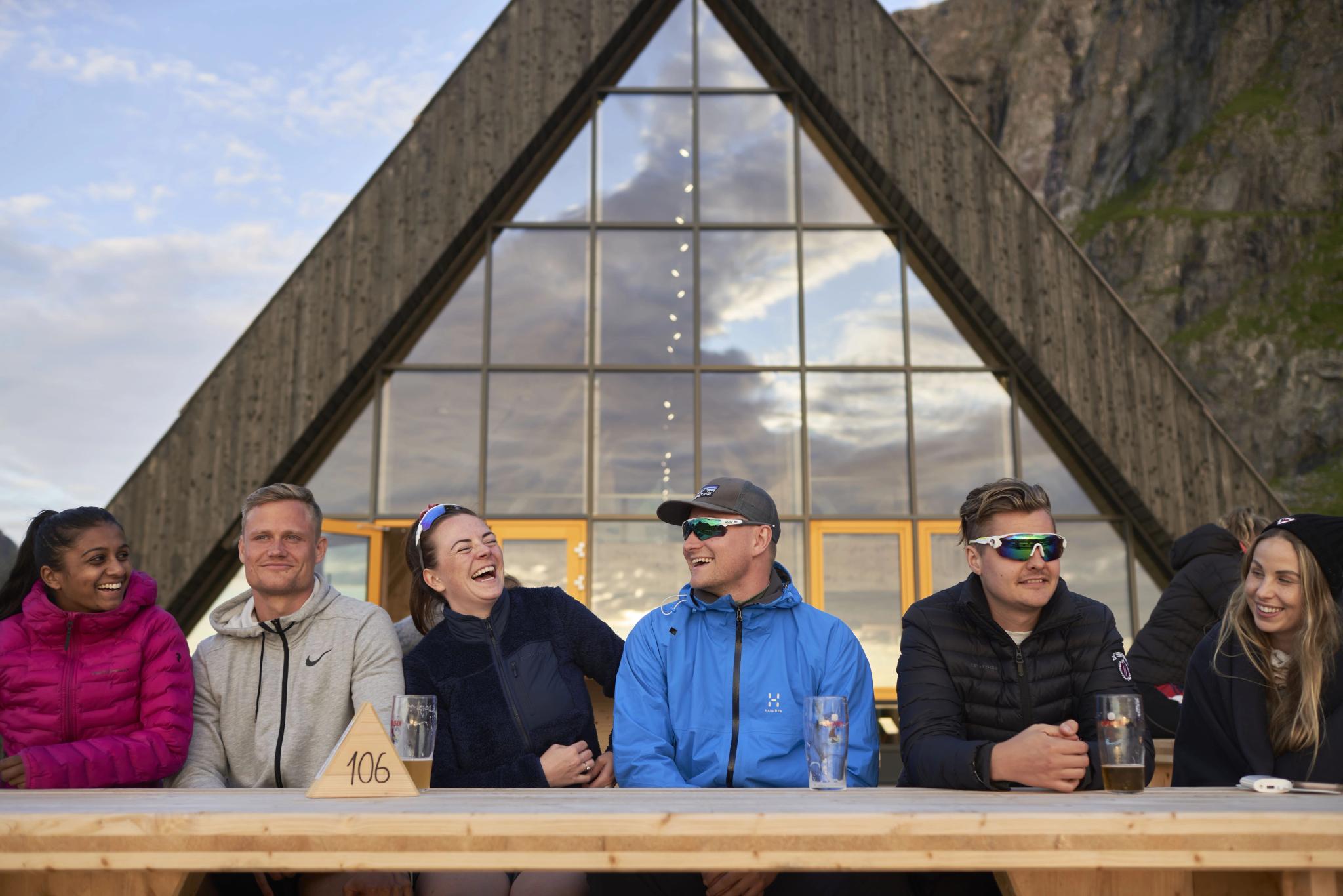 Camping med midnattssolen fra strandkanten - Lofoten Beach Camp