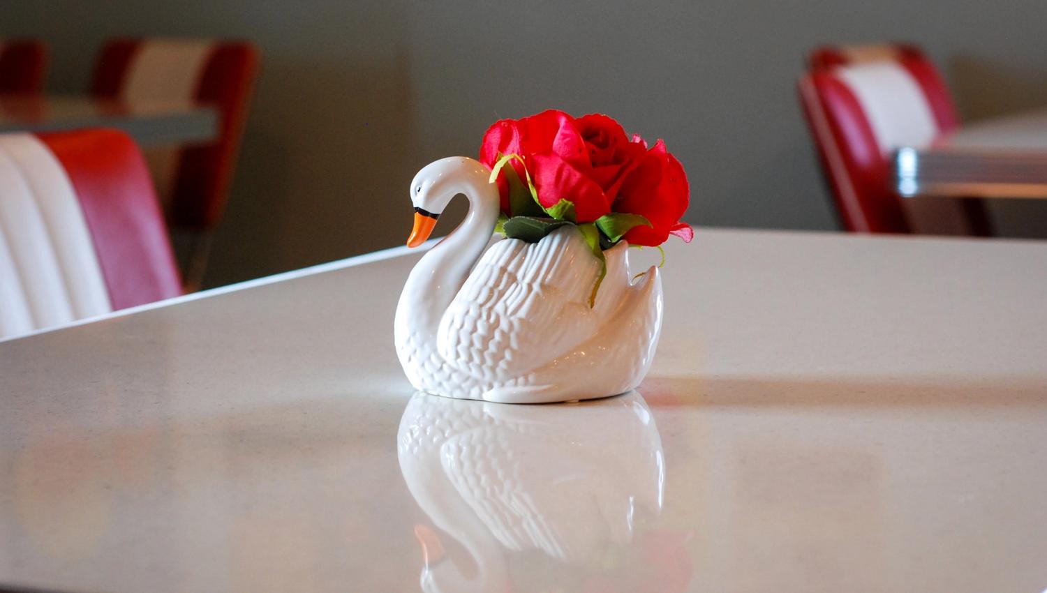 glassvane med rød rose
