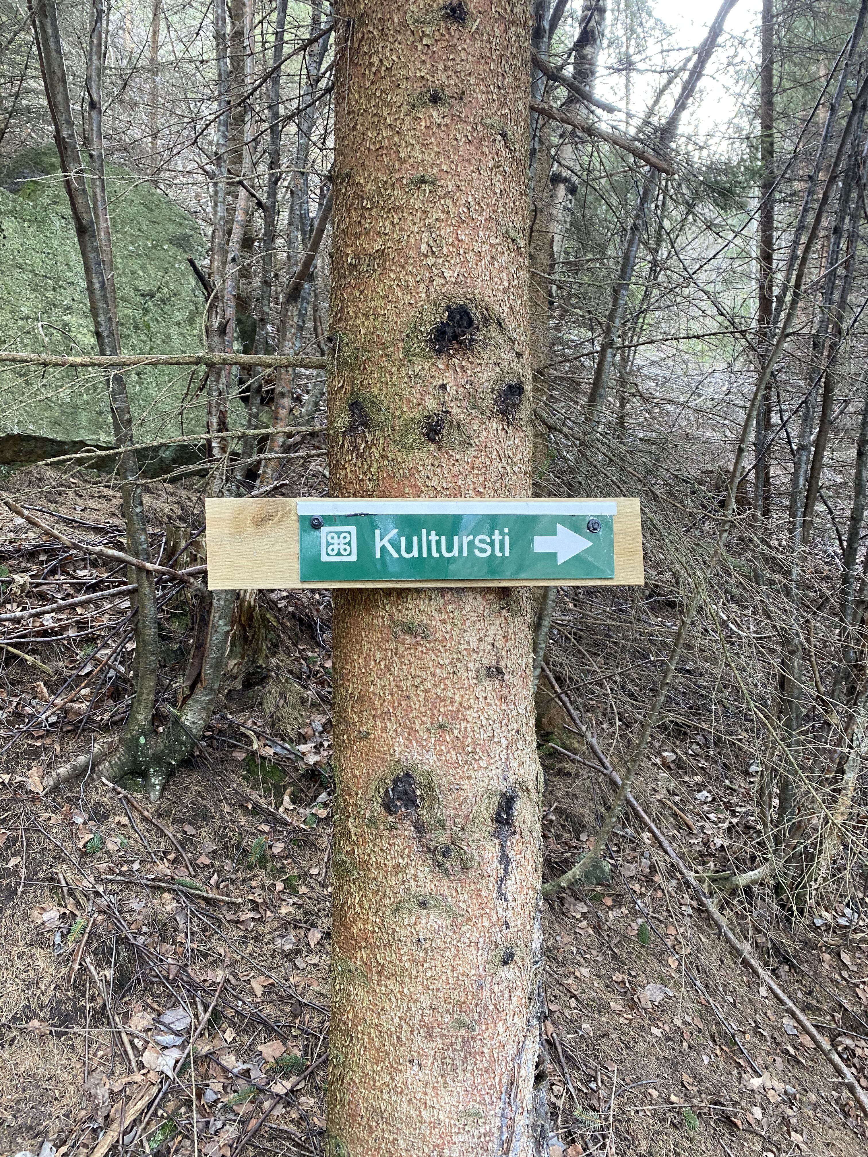 Treskilt som viser vegen til kulturstien Hjøllo–Mannsåker i Hardanger.