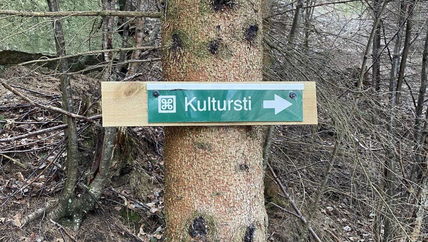 Treskilt som viser vegen til kulturstien Hjøllo–Mannsåker i Hardanger.