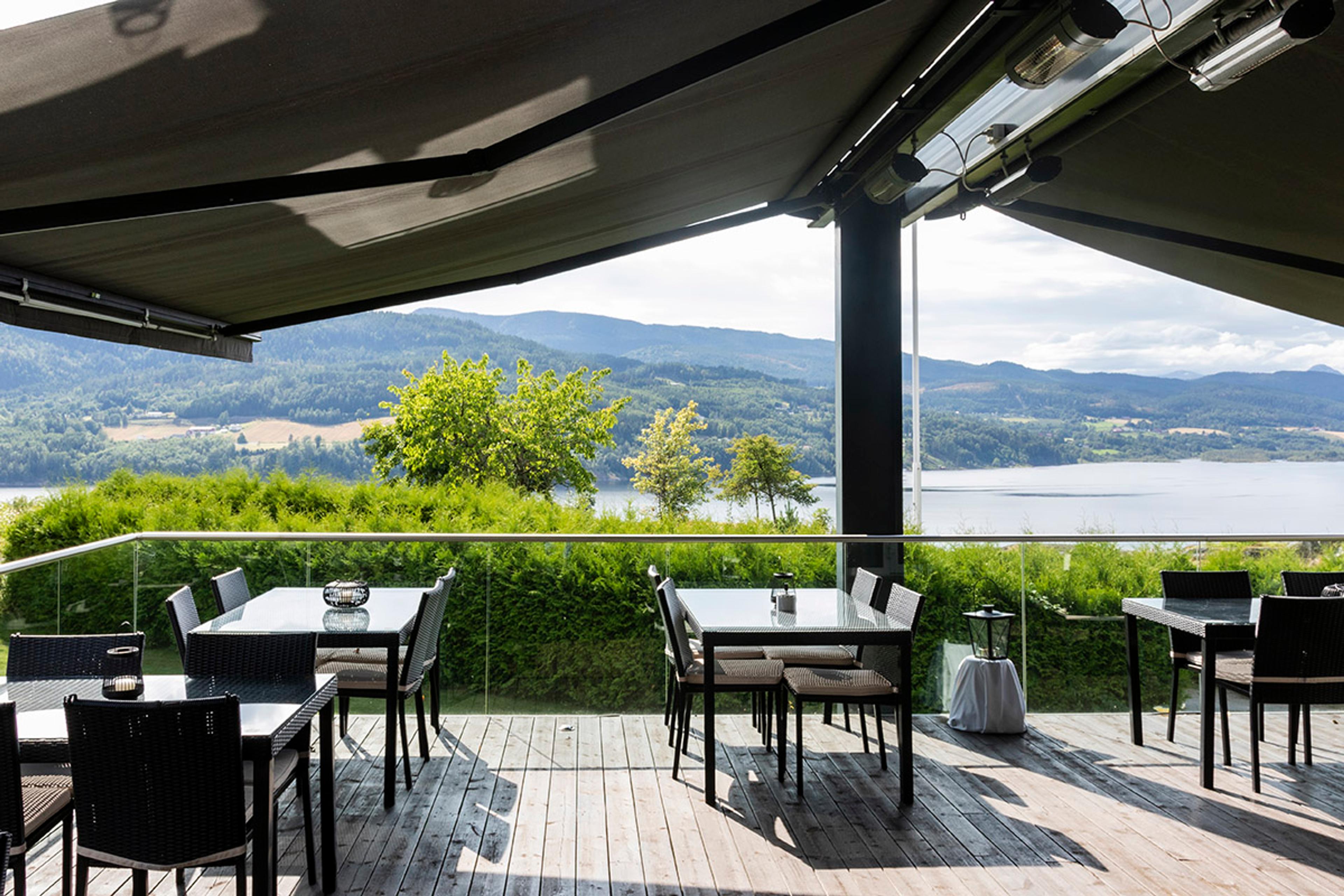 great terrace at Brattrein Hotel with a view of the lake Norsjø
