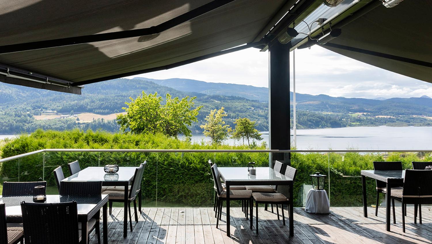 great terrace at Brattrein Hotel with a view of the lake Norsjø