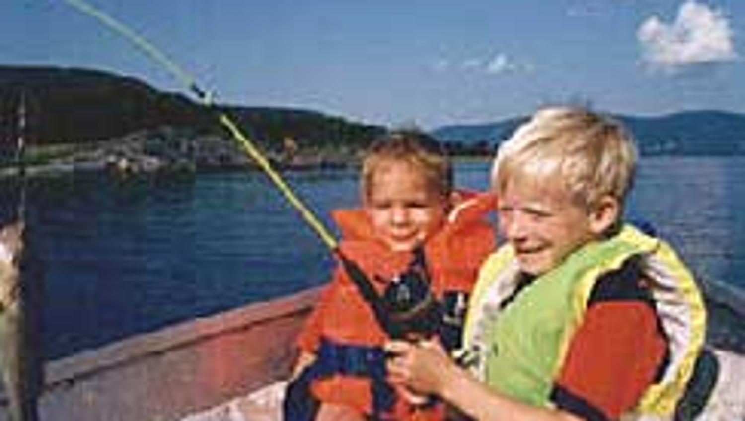 Rognan-fjordcamp-fiske-barn