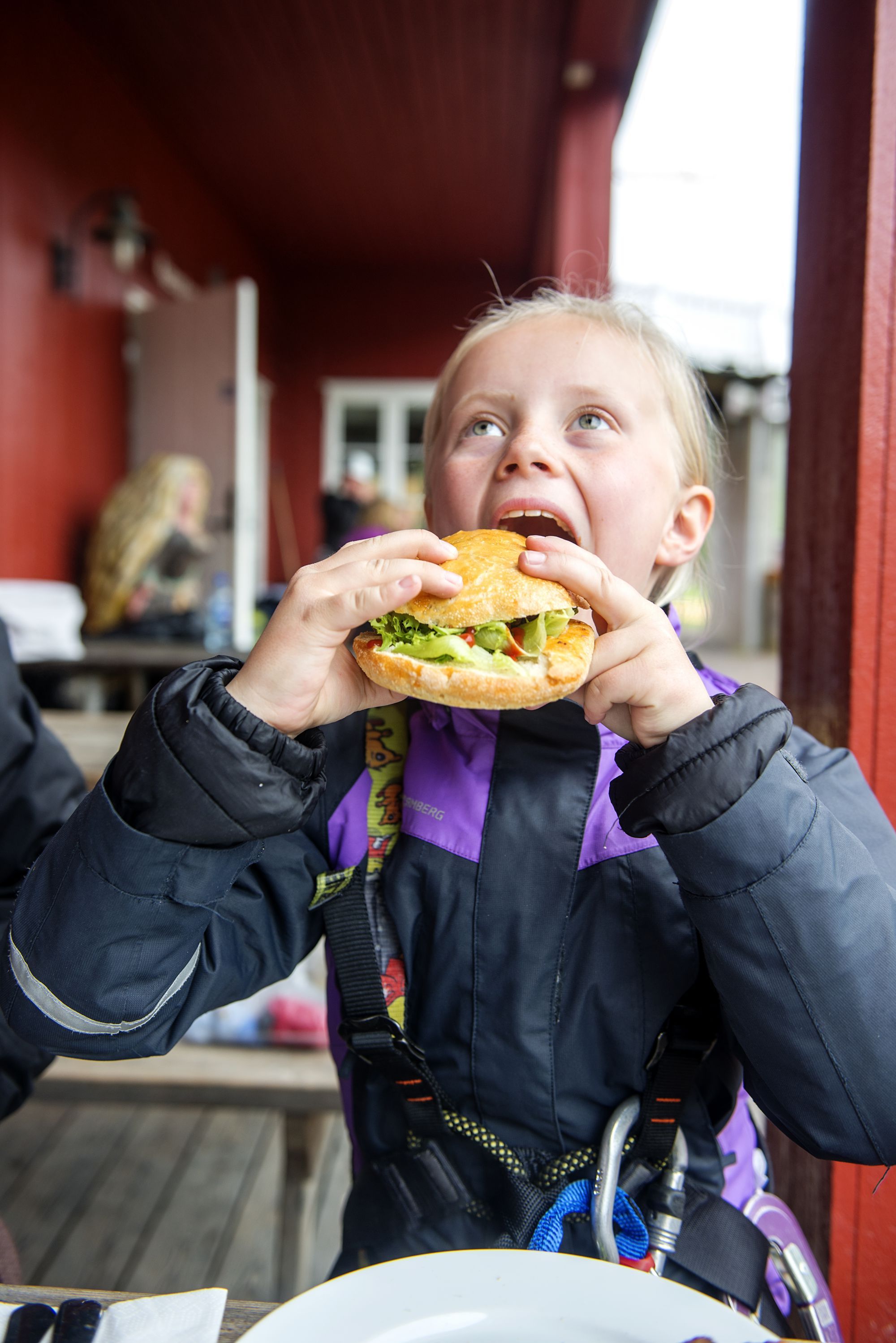 En som spiser burger