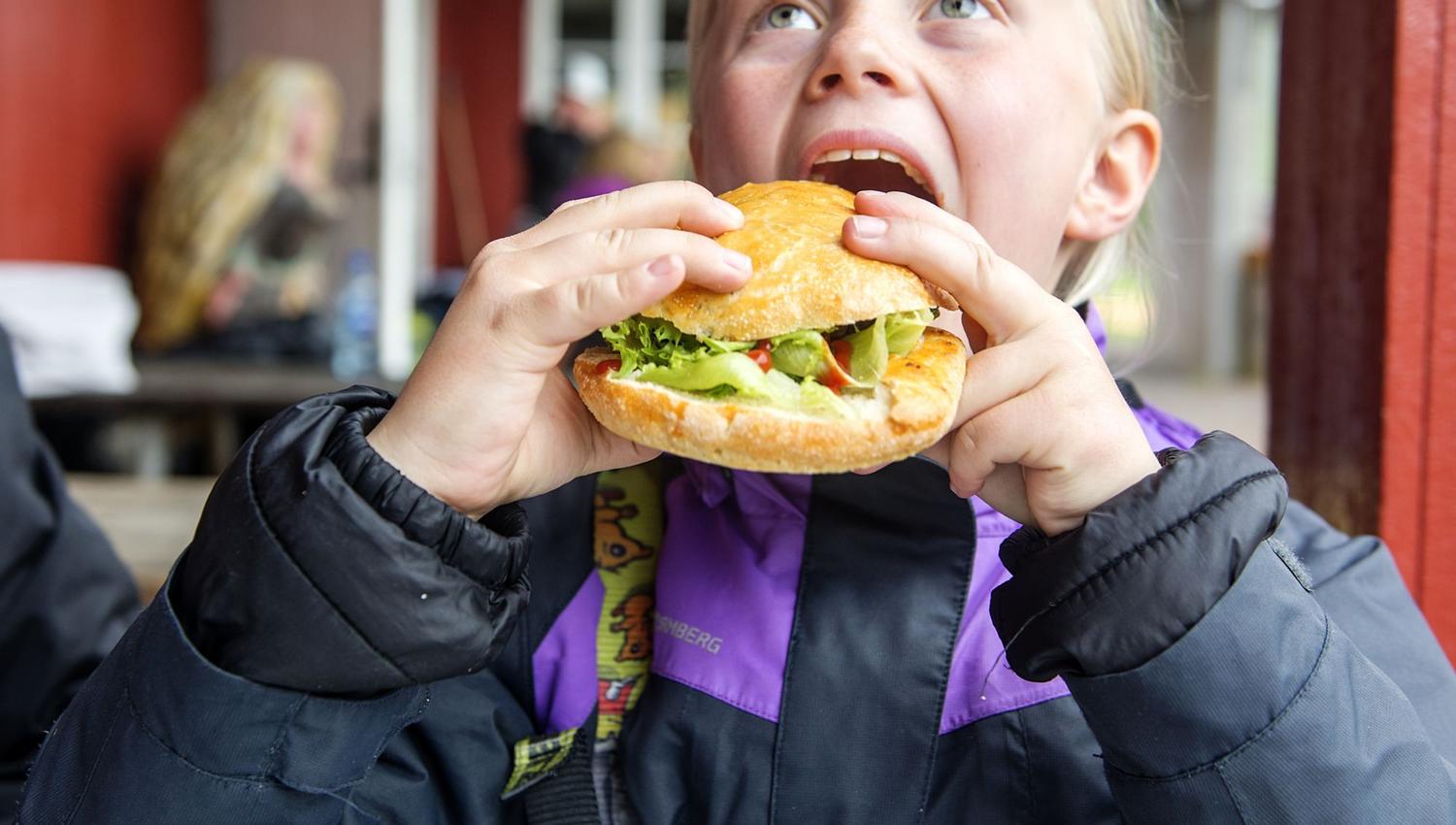 En som spiser burger