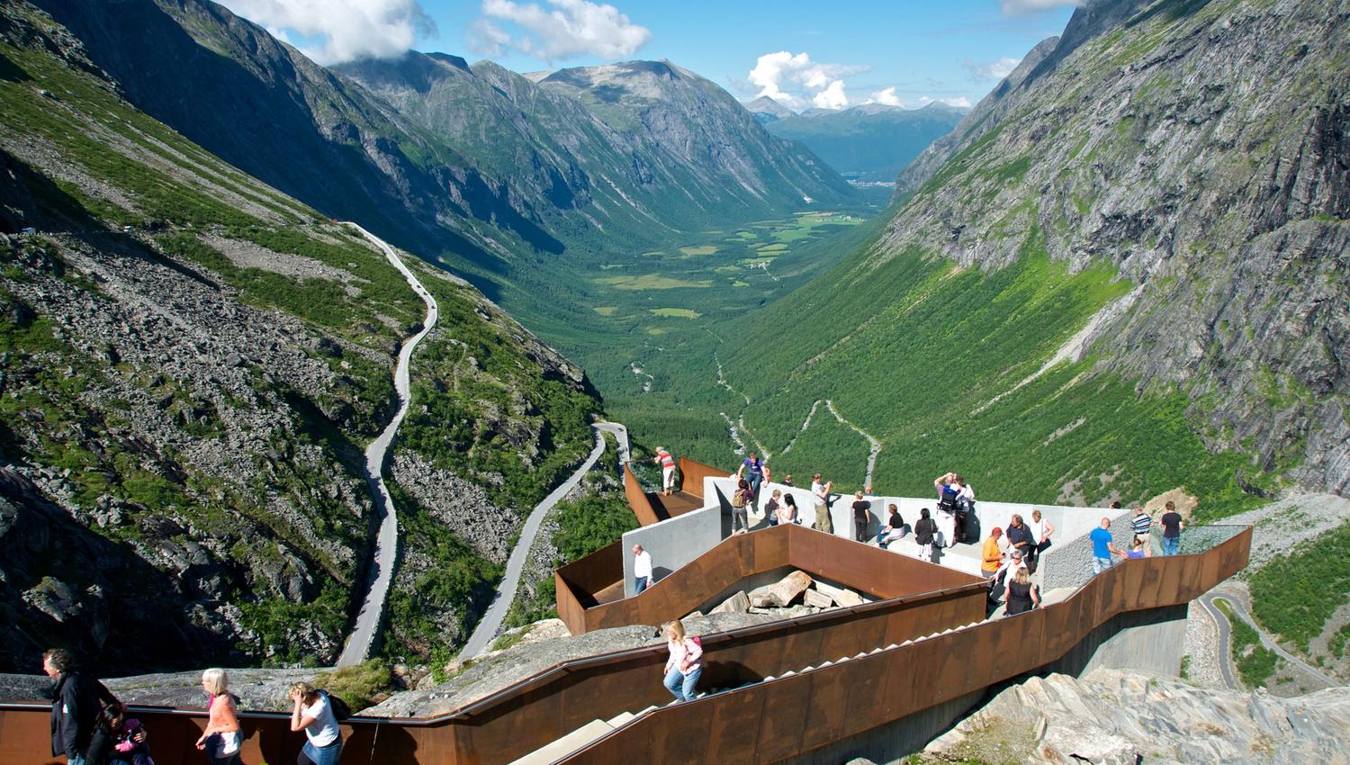 Utsiktsplattformen på Trollstigen og veien som svinger seg nedover dalen.
