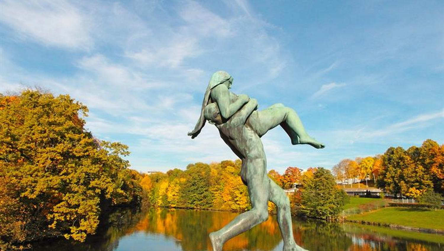 Statue på broen av en mann som bærer en kvinne.
