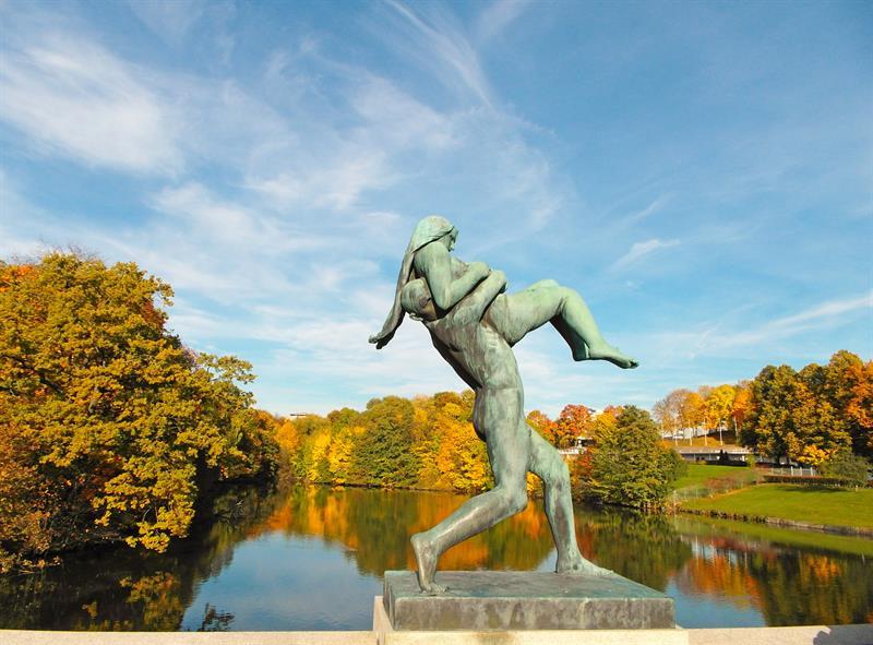 Statue på broen av en mann som bærer en kvinne.