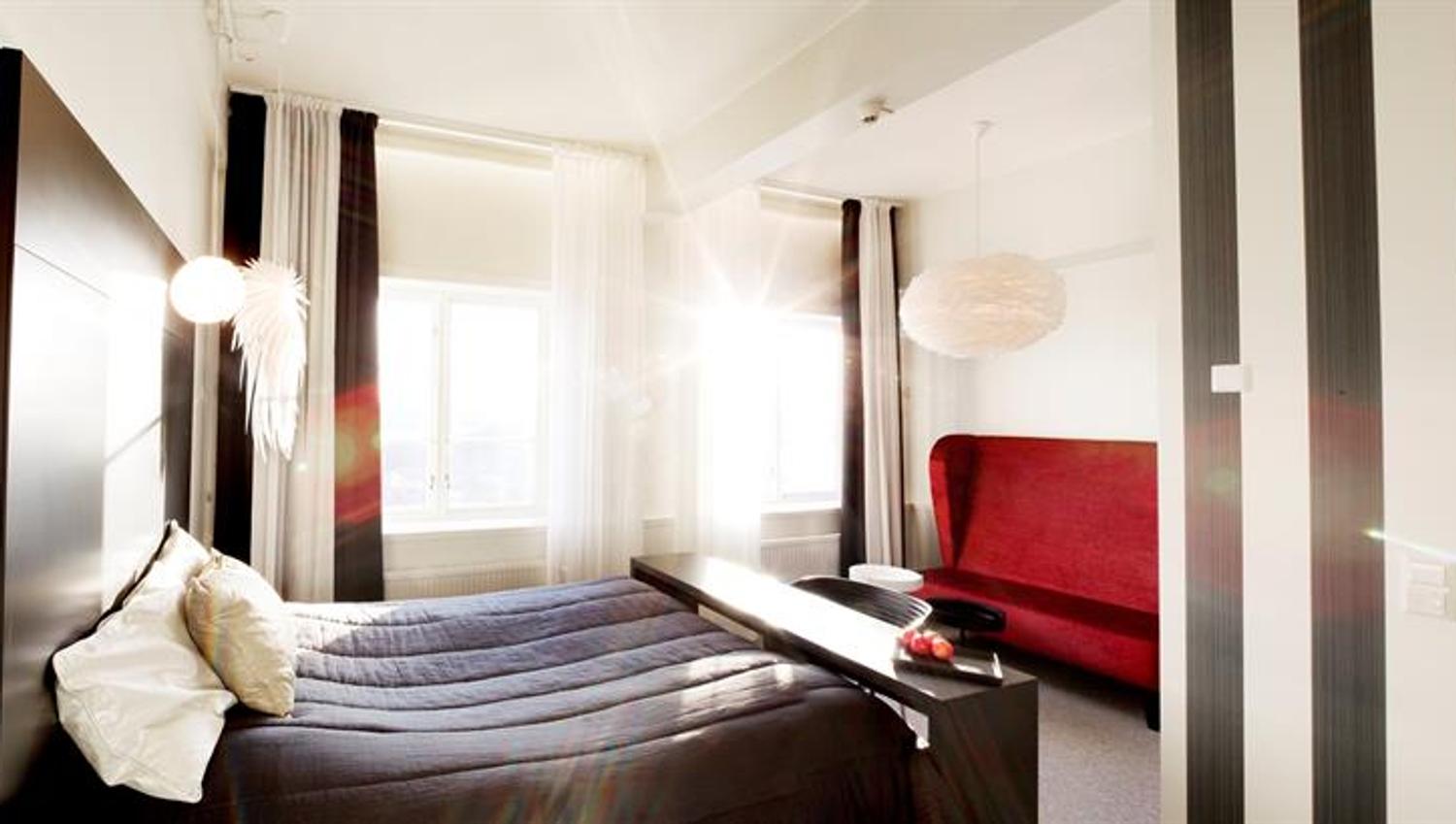 Dobbeltrom med sofa og utsikt