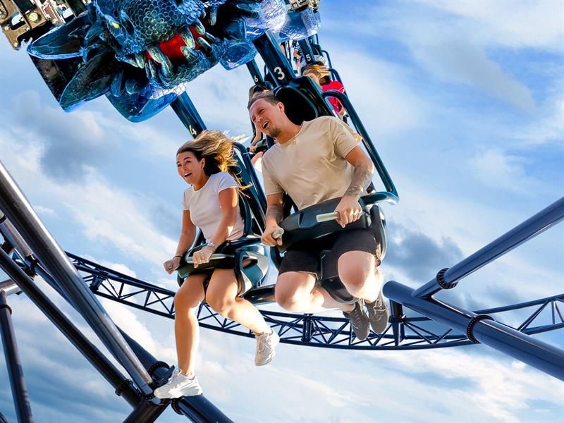 Par som henger i luften i Storm berg og dalbanen