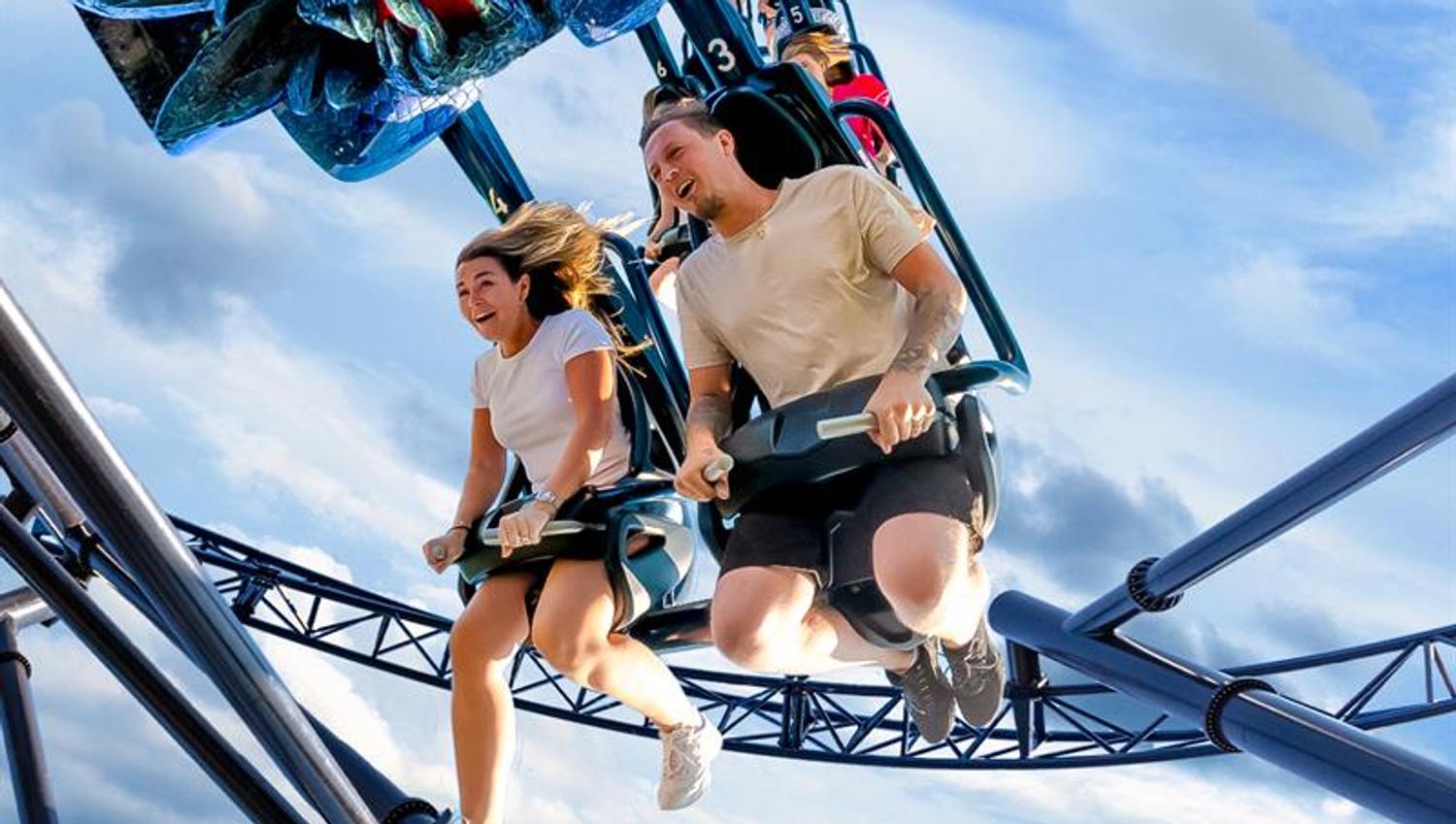 Par som henger i luften i Storm berg og dalbanen